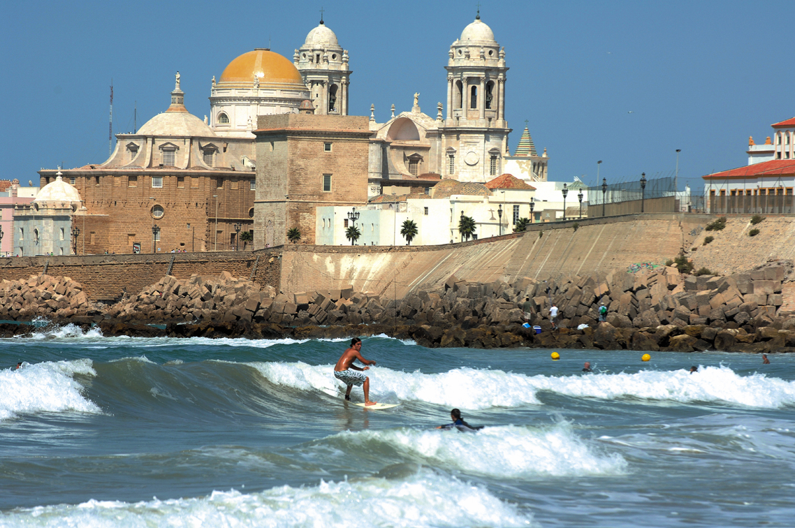Turismo - Ayuntamiento de Cádiz  Surf Playa de Santa 
